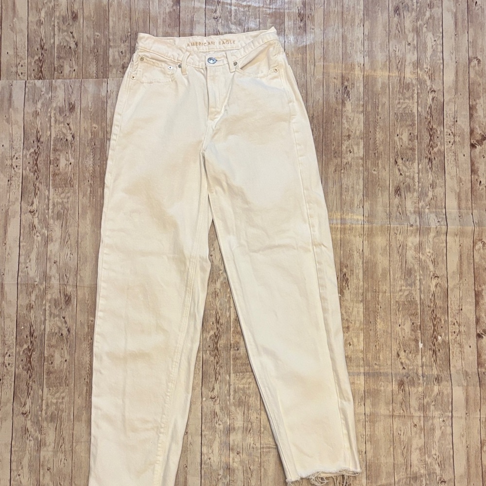 American Eagle Outfitters Women's White Straight Leg Jeans with rough hem